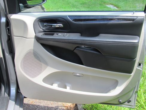 Used 2016 Chrysler Town & Country Touring FWD image 24