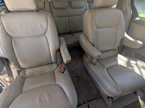 Used 2010 Toyota Sienna LE image 11