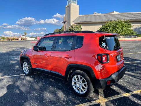 Used 2019 Jeep Renegade Latitude FWD image 8