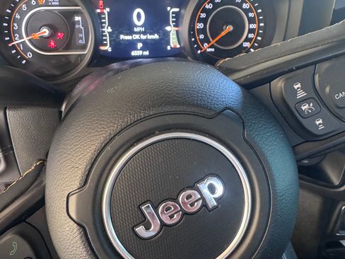 Used 2025 Jeep Gladiator Sport AWD/4WD image 9