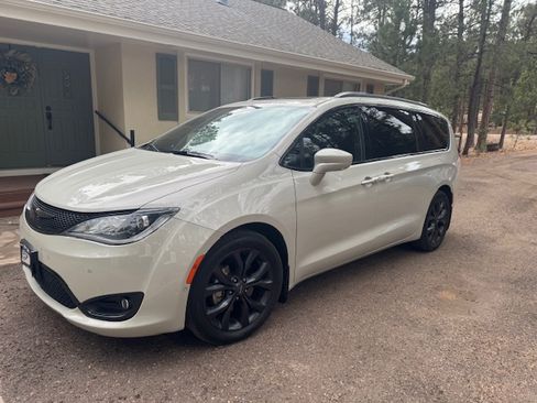 Used 2020 Chrysler Pacifica Touring-L Plus image 4