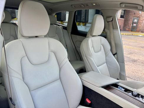 Used 2022 Volvo XC60 B5 Momentum w/ Climate Package image 16