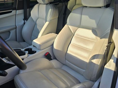 Used 2016 Porsche Macan Turbo image 11