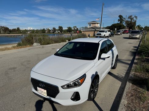 Used 2018 Hyundai Elantra GT FWD image 4