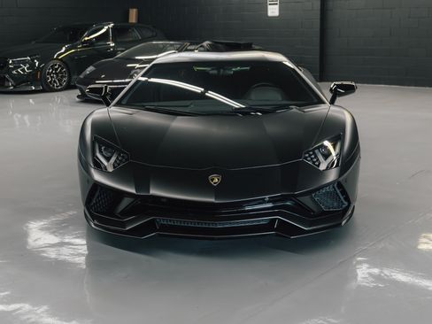 Used 2018 Lamborghini Aventador S image 1