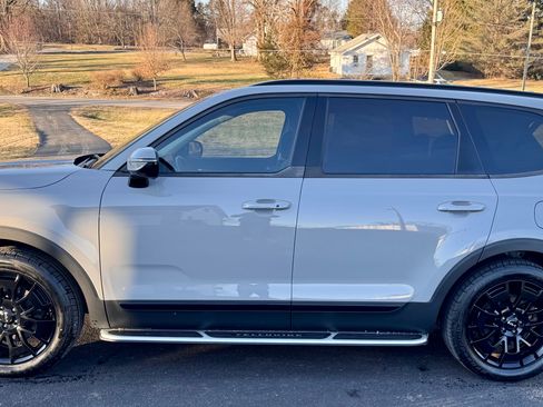 Used 2022 Kia Telluride SX w/ SX Prestige Package image 1