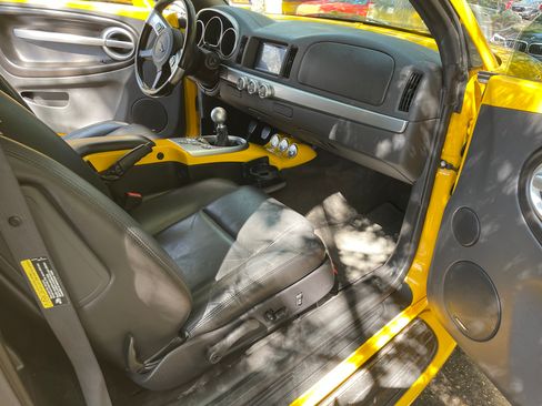 Used 2005 Chevrolet SSR w/ Preferred Equipment Group image 9