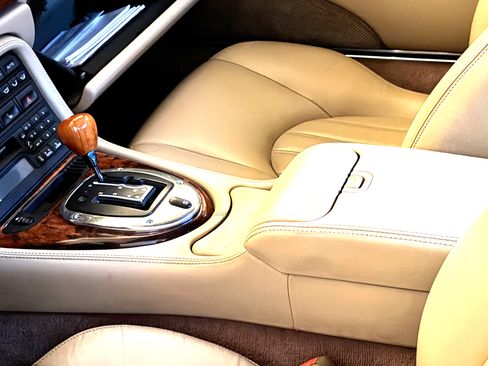 Used 2003 Jaguar XK8 Convertible image 23