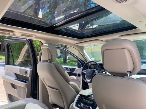 Used 2019 Lincoln Navigator Select RWD image 18