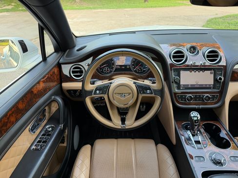 Used 2017 Bentley Bentayga AWD/4WD image 14