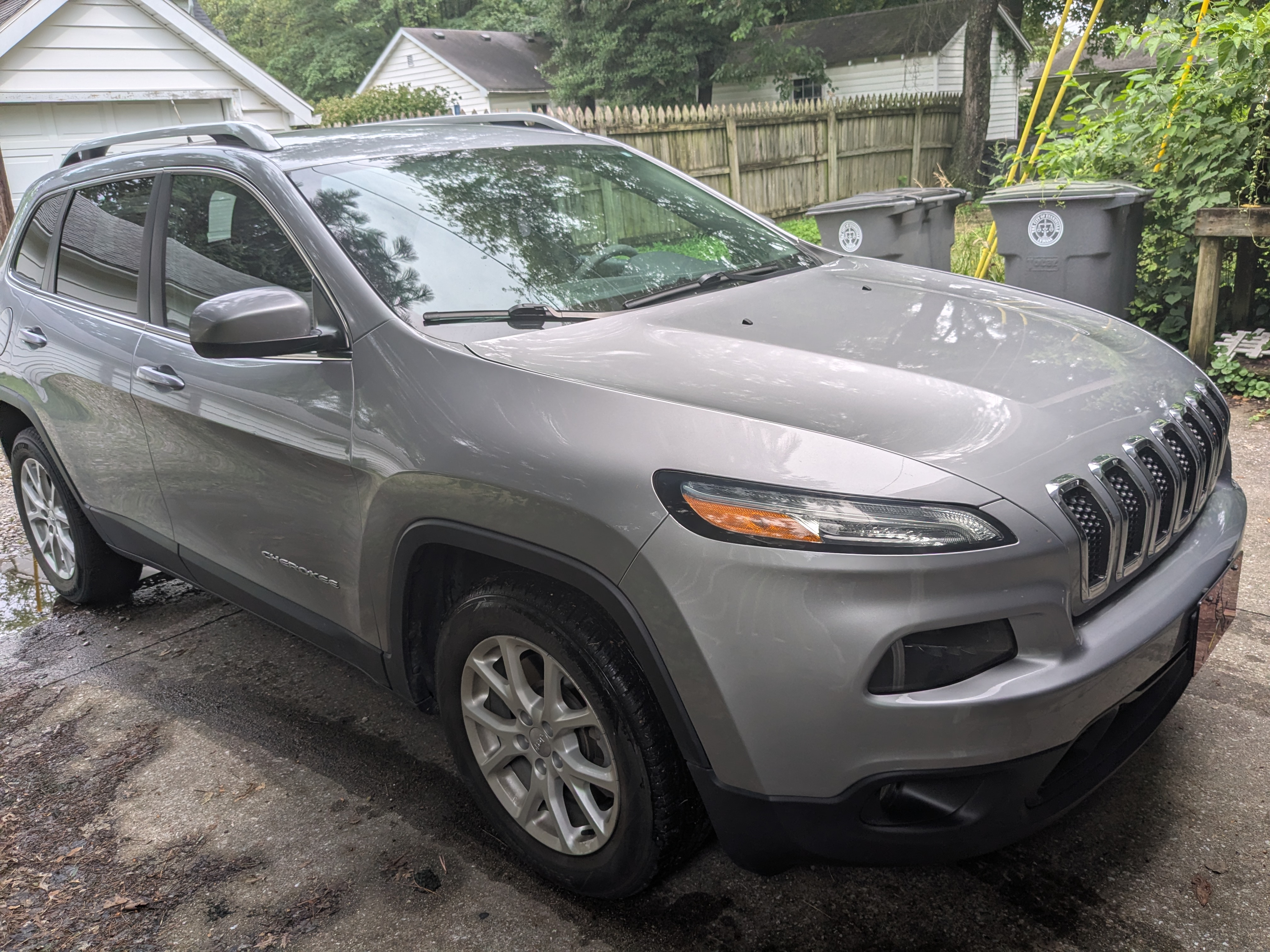 Used 2014 Jeep Cherokee Latitude FWD image 2