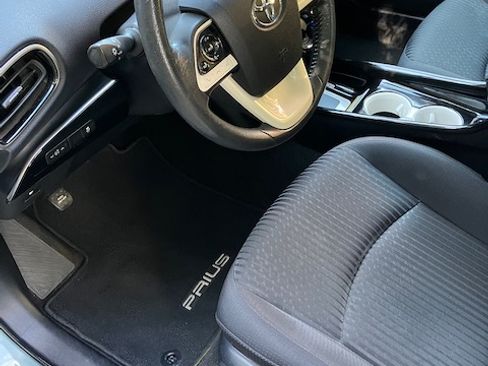 Used 2016 Toyota Prius Four Touring image 9