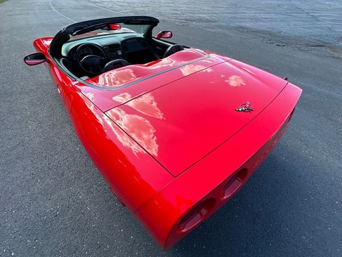 Used 1998 Chevrolet Corvette Convertible w/ Performance Handling Pkg RWD image 22