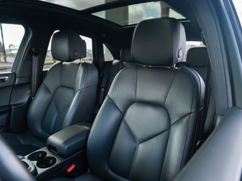 Used 2022 Porsche Macan Sport Edition image 4
