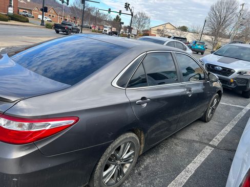 Used 2016 Toyota Camry SE image 5