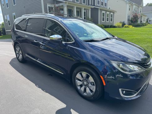 Used 2018 Chrysler Pacifica Limited w/ Advanced Safetytec Group FWD image 17