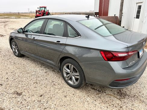 Used 2024 Volkswagen Jetta SE w/ Panoramic Sunroof Package image 4