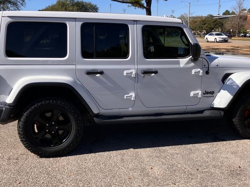 Used 2020 Jeep Wrangler Unlimited Sahara AWD/4WD image 8