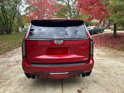 Used 2023 Cadillac Escalade V w/ LPO, ONYX Package image 9