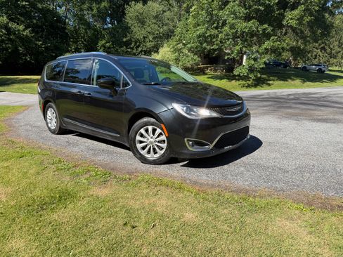 Used 2019 Chrysler Pacifica Touring-L FWD image 6