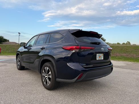 Used 2021 Toyota Highlander XLE FWD image 5