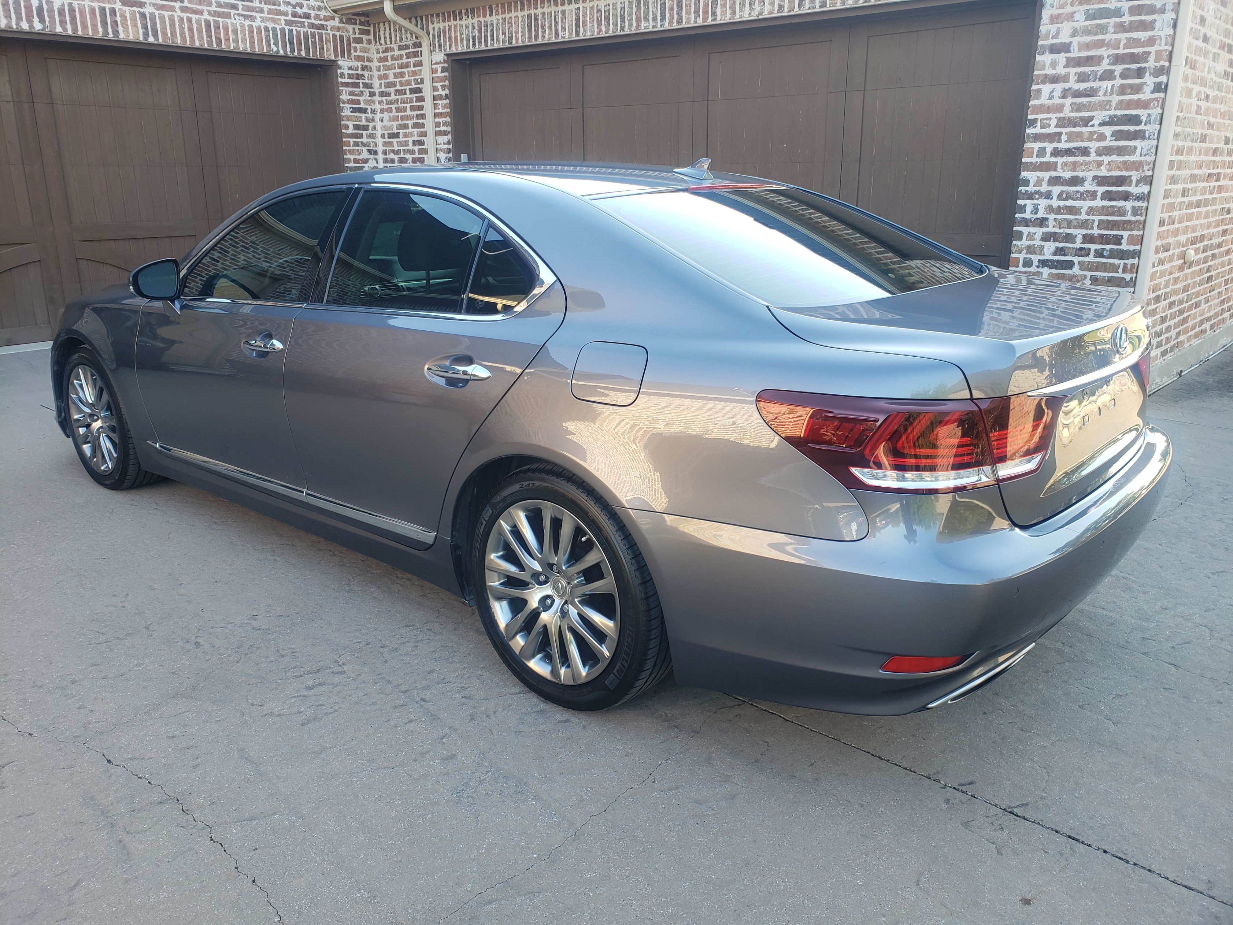 Used 2013 Lexus LS 460 RWD image 2