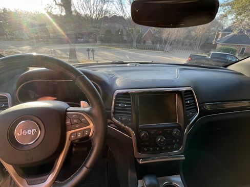 Used 2017 Jeep Grand Cherokee Overland w/ Jeep Active Safety Group image 13