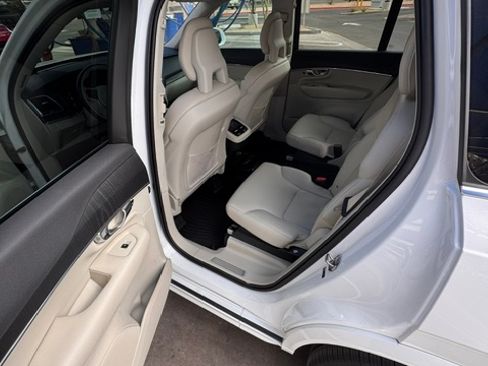 Used 2020 Volvo XC90 T6 Momentum w/ Protection Package Premier AWD/4WD image 6