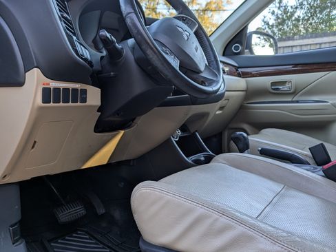 Used 2015 Mitsubishi Outlander SE image 20