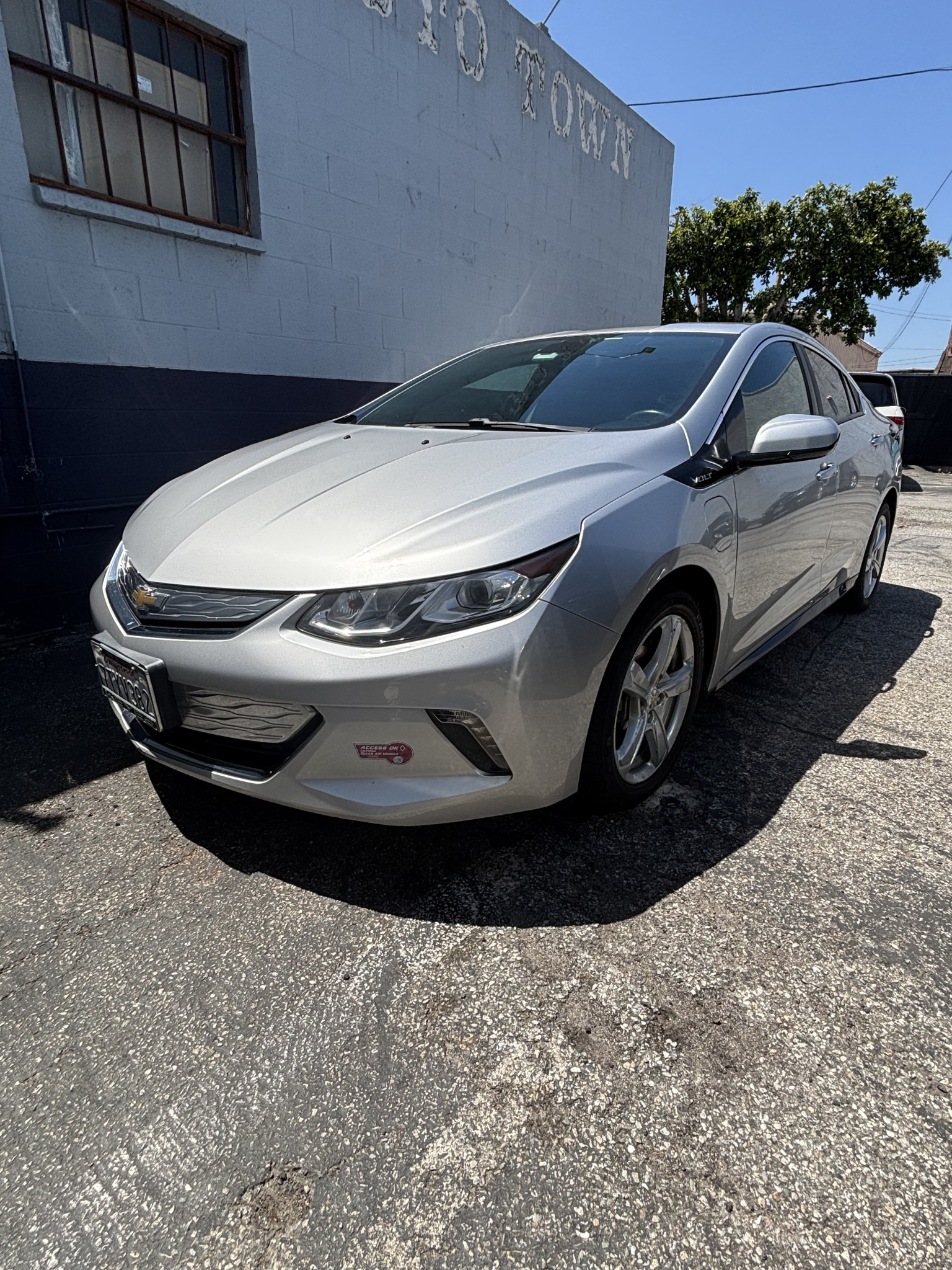 Used 2017 Chevrolet Volt LT FWD image 2
