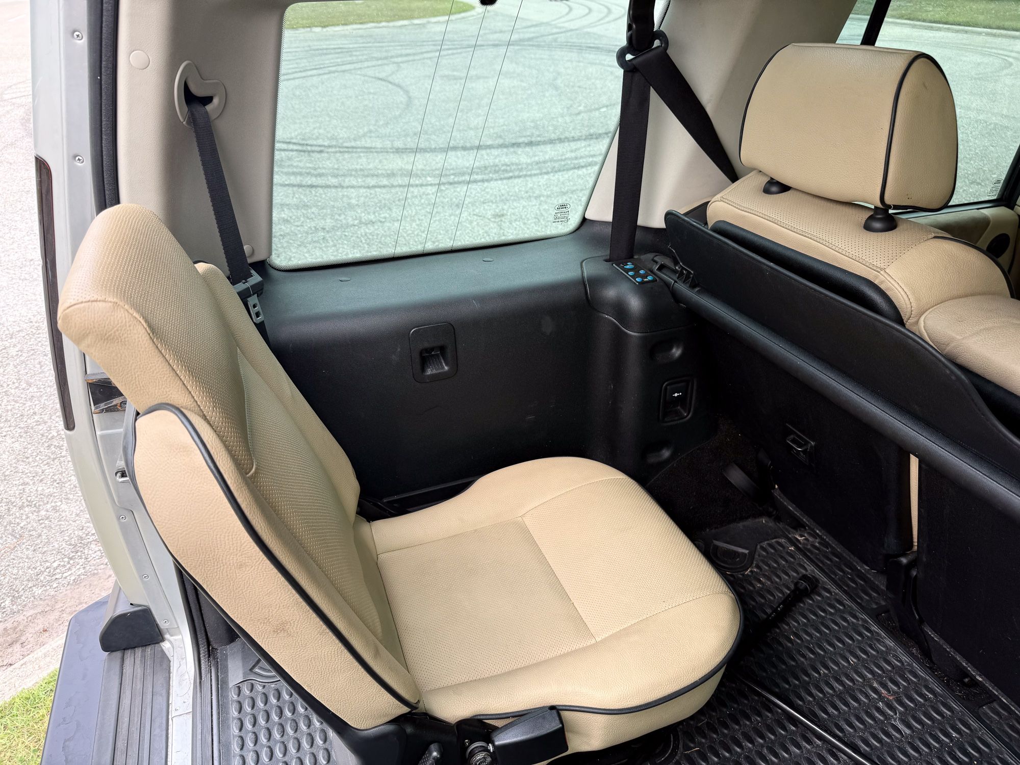 Used 2004 Land Rover Discovery SE AWD/4WD image 16