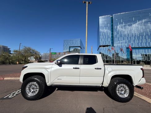Used 2024 Toyota Tacoma Limited w/ Limited Package (LT) image 9