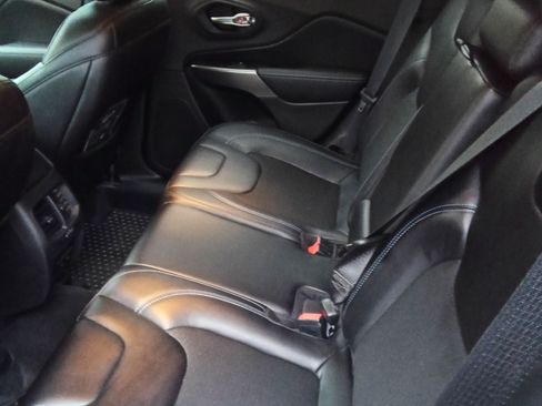 Used 2019 Jeep Cherokee Latitude Plus w/ Cold Weather Group image 18