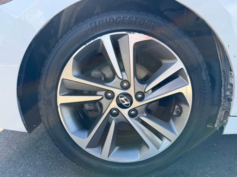 Used 2017 Hyundai Elantra Limited image 14