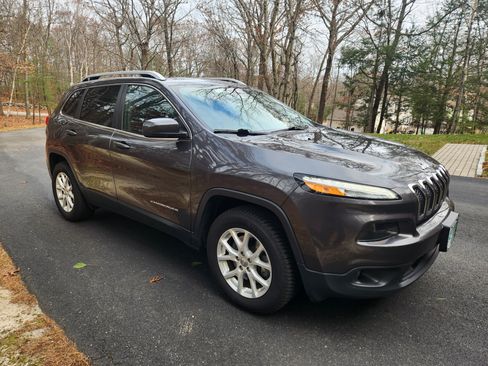 Used 2017 Jeep Cherokee Latitude w/ Cold Weather Group image 5