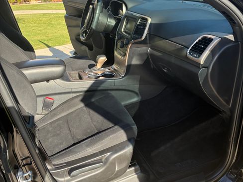 Used 2017 Jeep Grand Cherokee Laredo image 16