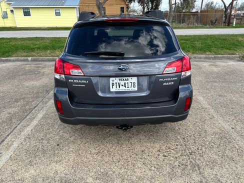 Used 2014 Subaru Outback 2.5i Premium image 12