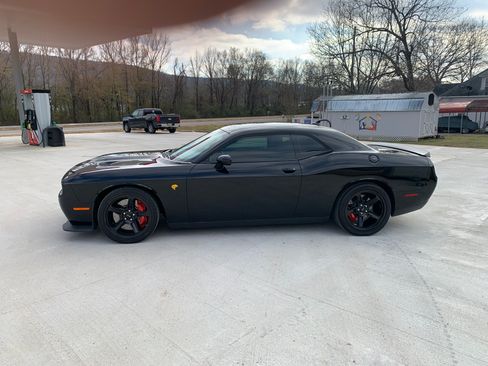 Used 2016 Dodge Challenger SRT Hellcat RWD image 8