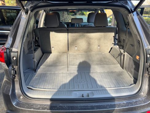 Used 2018 Toyota Highlander XLE image 9