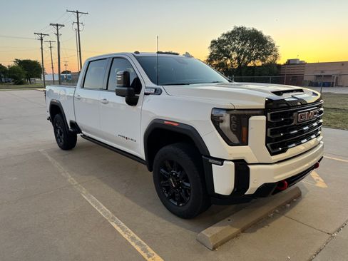 Used 2025 GMC Sierra 2500 AT4 w/ AT4 Premium Plus Package AWD/4WD image 2