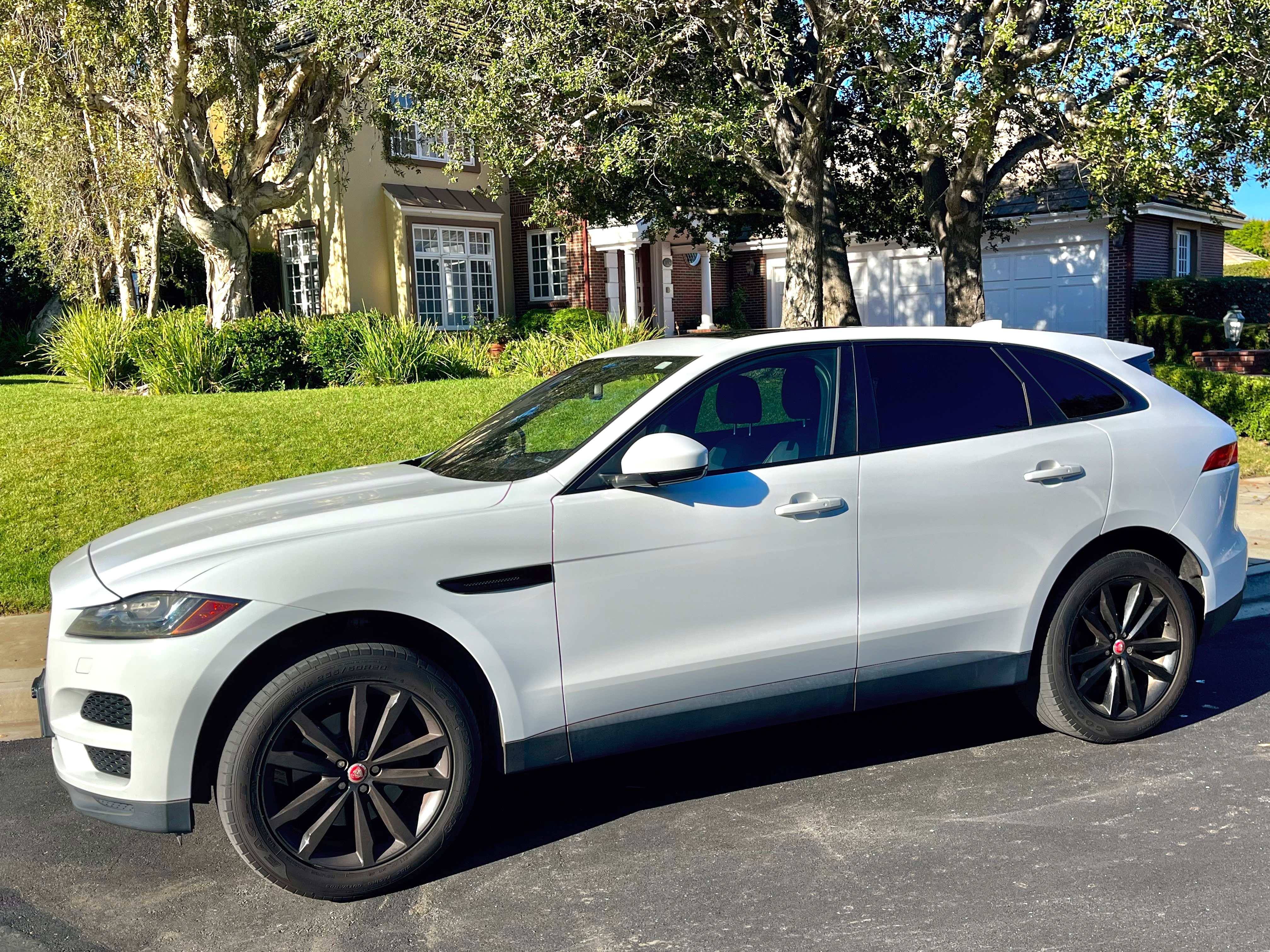 Used 2017 Jaguar F-PACE Prestige AWD/4WD image 2