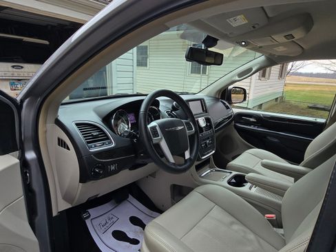 Used 2013 Chrysler Town & Country Touring-L w/ Driver Convenience Group image 6
