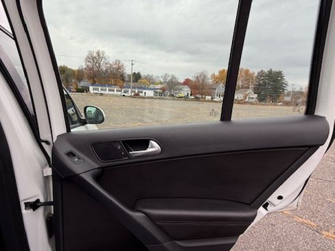 Used 2017 Volkswagen Tiguan S image 19