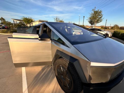 Used 2025 Tesla Cybertruck AWD Crew Cab image 13