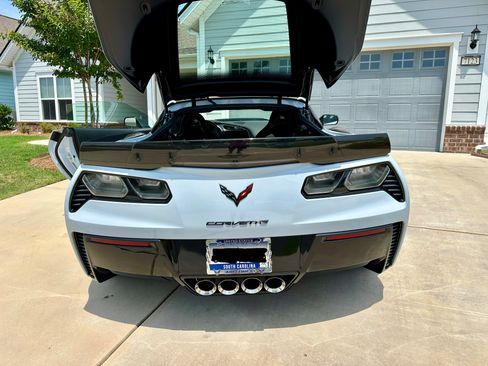 Used 2018 Chevrolet Corvette Z06 w/ Carbon 65 Edition RWD image 18