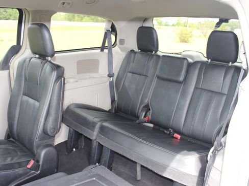 Used 2016 Chrysler Town & Country Touring FWD image 13
