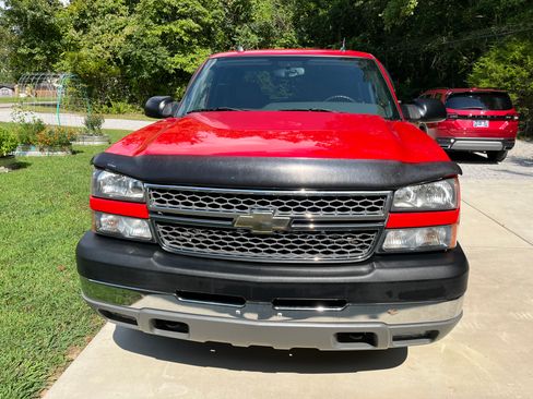 Used 2005 Chevrolet Silverado 2500 LT w/ Heavy-Duty Power Package AWD/4WD image 4