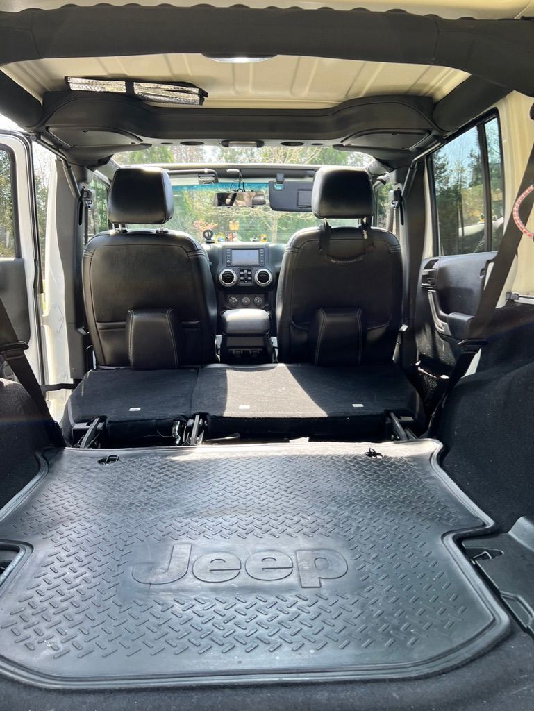 Used 2018 Jeep Wrangler Unlimited Sahara w/ Connectivity Group AWD/4WD image 27
