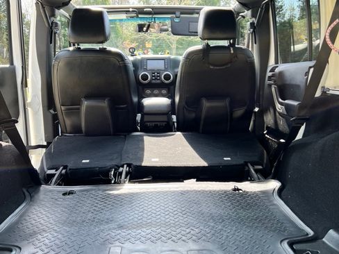Used 2018 Jeep Wrangler Unlimited Sahara w/ Connectivity Group AWD/4WD image 27