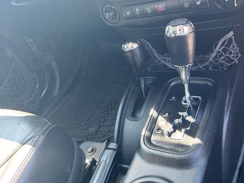 Used 2016 Jeep Wrangler Unlimited Rubicon AWD/4WD image 12